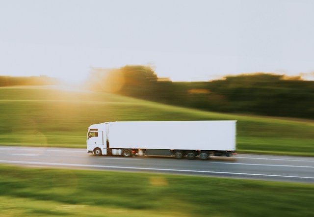 Écotaxe poids lourds dans le Grand Est : les transporteurs réclament un report à 2028 face aux inquiétudes économiques